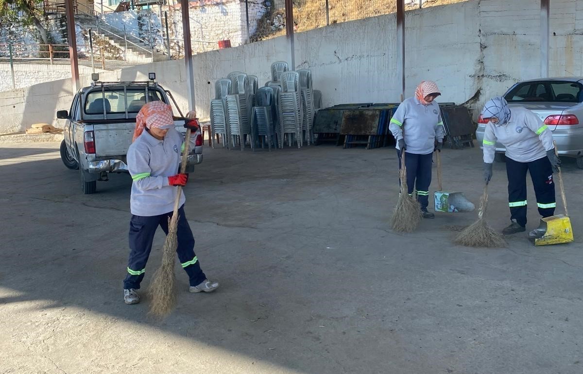 Bozdoğan Belediyesi ekiplerinden cemiyet sonrası temizlik mesaisi