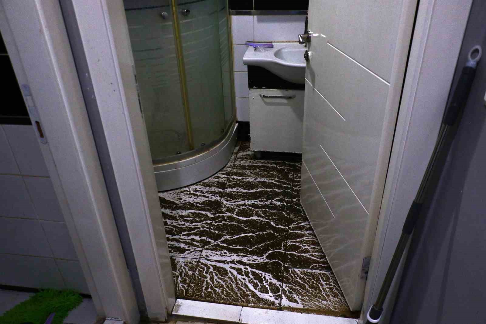 Yağmurun etkisiyle atık borusu evine taşan adamdan ABB’ye isyan