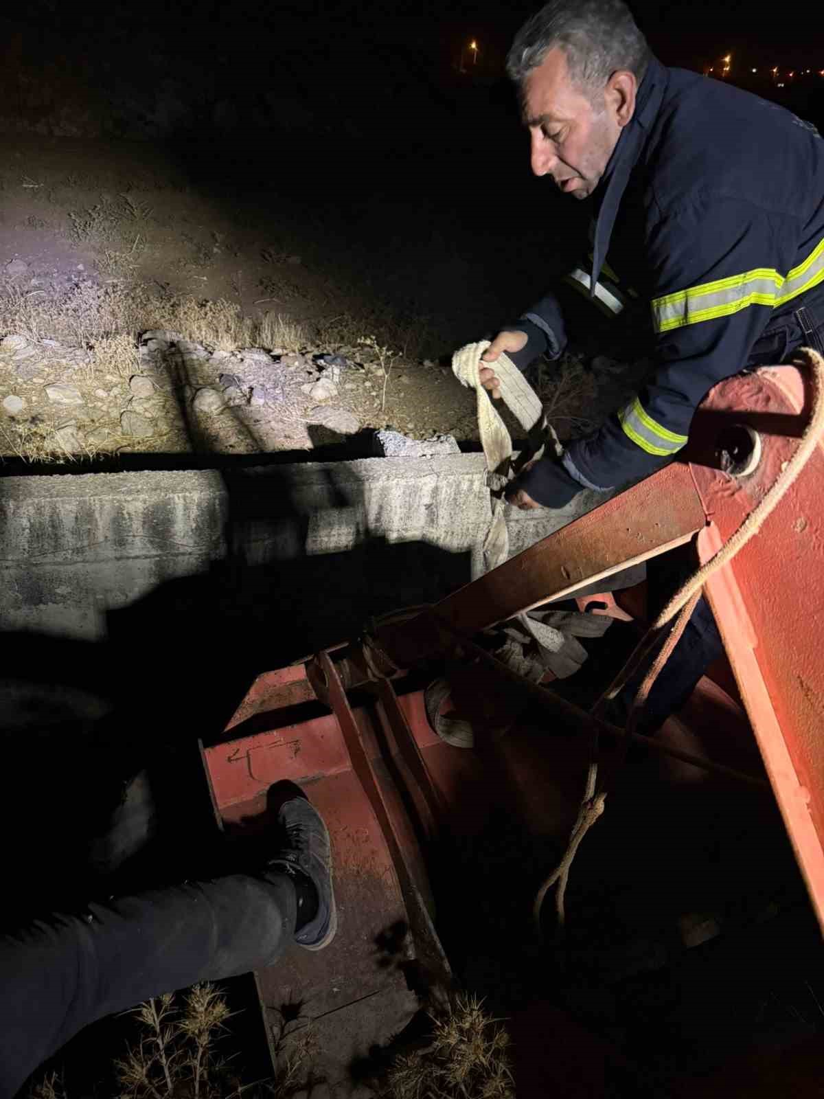 Siirt’te kanala düşen inek kurtarıldı