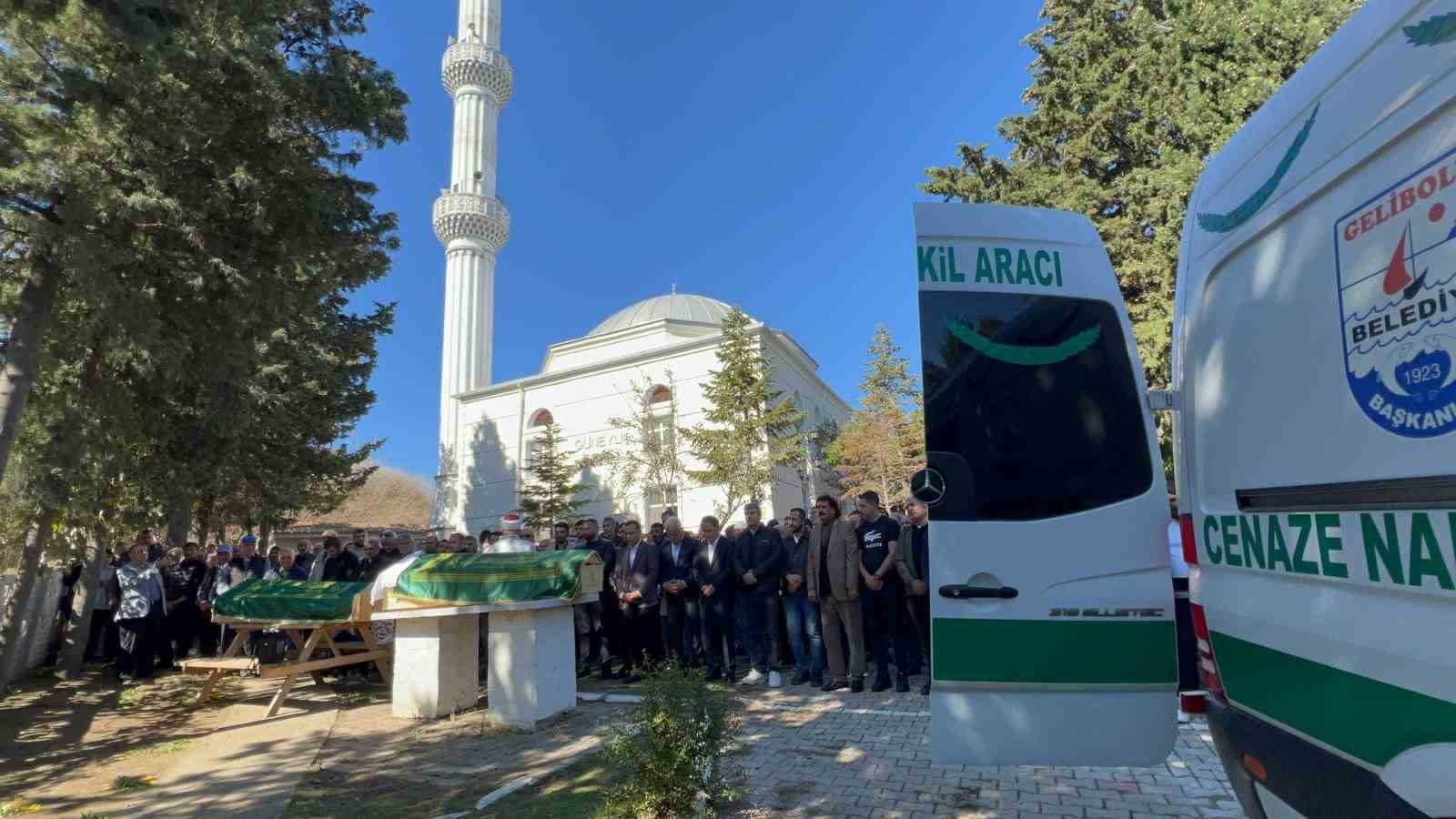 Alabora olan teknede hayatını kaybeden 2 kişi son yolculuğuna uğurlandı