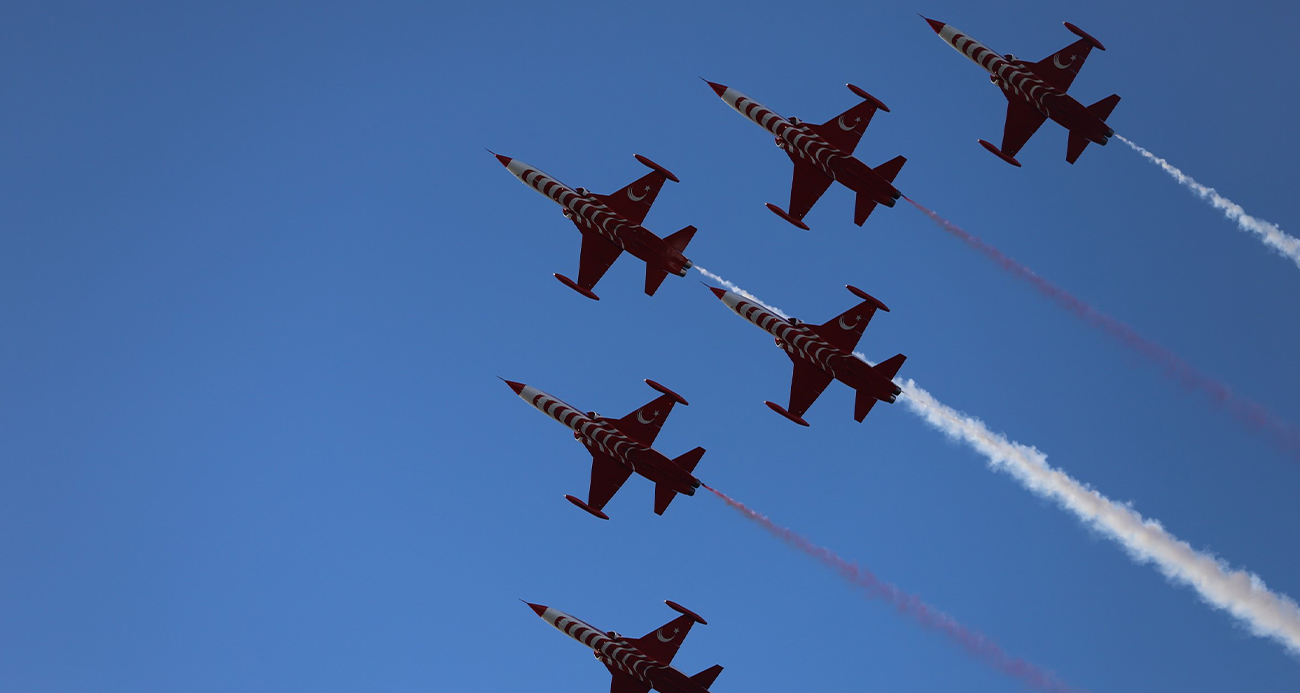 Gökyüzü kırmızı-beyaza büründü!