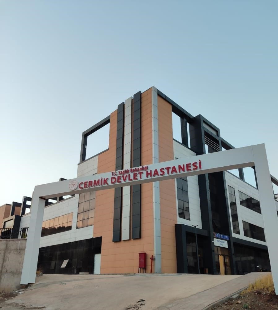 Motosikletli şahıs, araçtan indirdiği kadını bıçaklayıp kaçtı