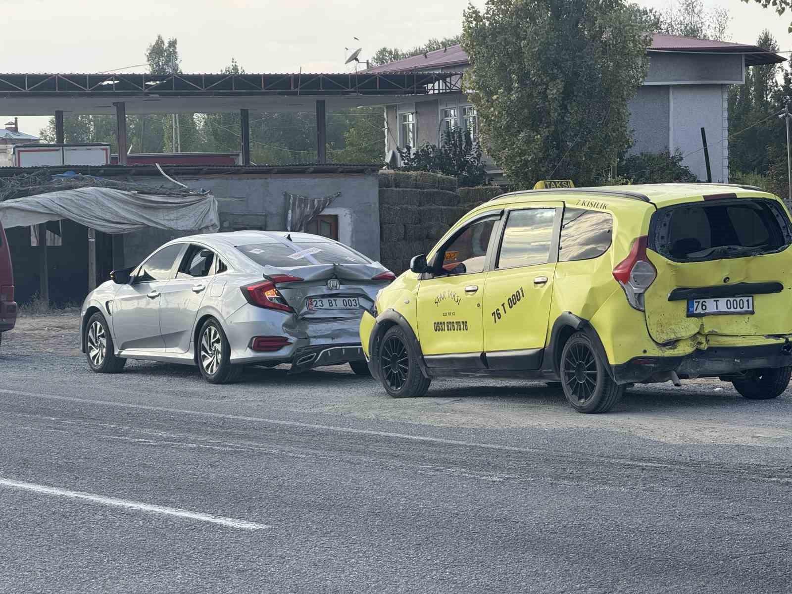 Iğdır’da 3 araç birbirine girdi