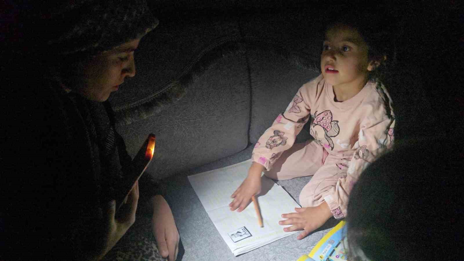 Hakkari’de karanlıkta ders: Akbay ailesi elektrik istiyor