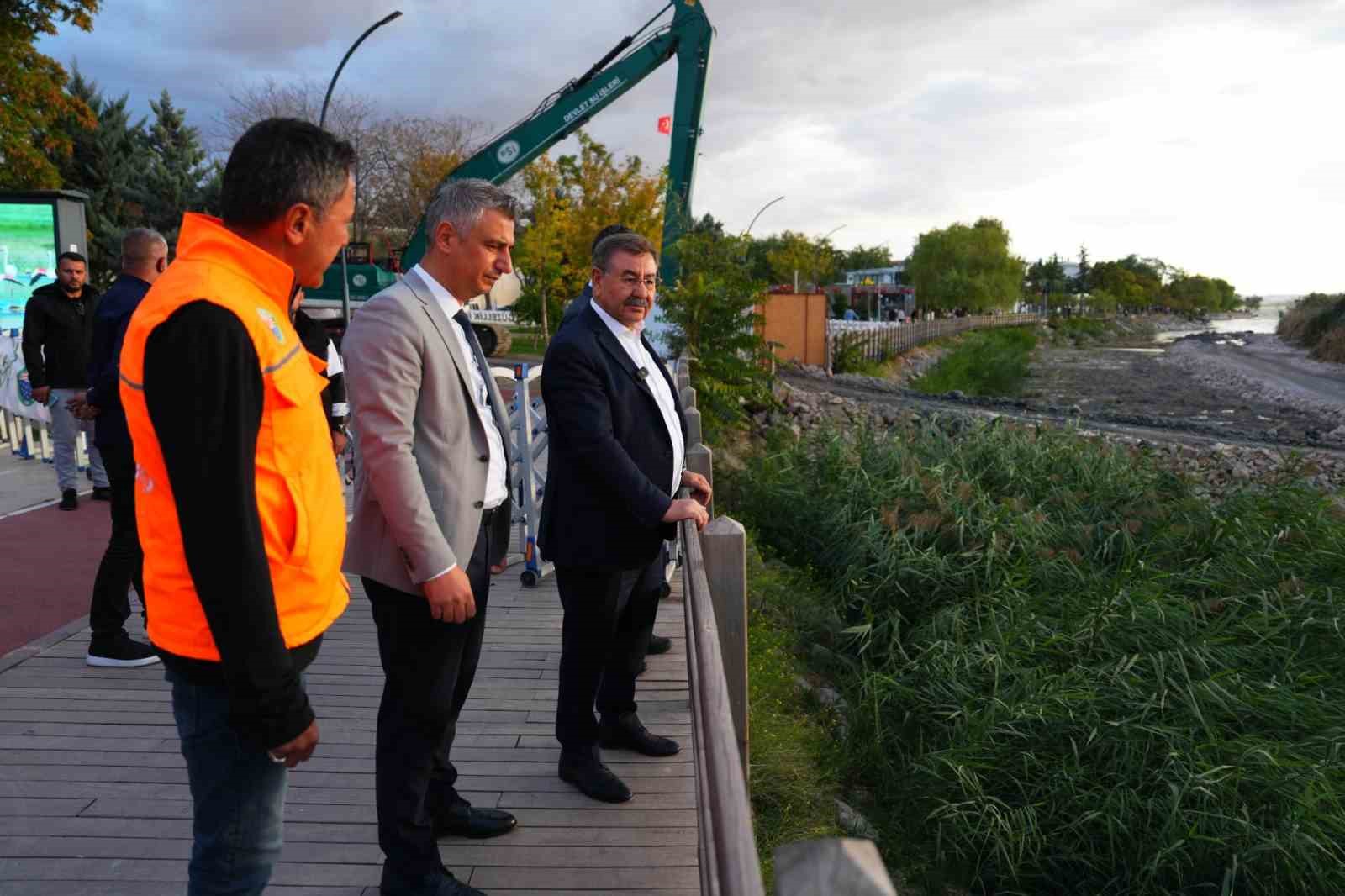 Gölbaşı Belediyesinden doğaya nefes: Mogan Gölü’nde 2. Etap temizlik çalışmaları başladı