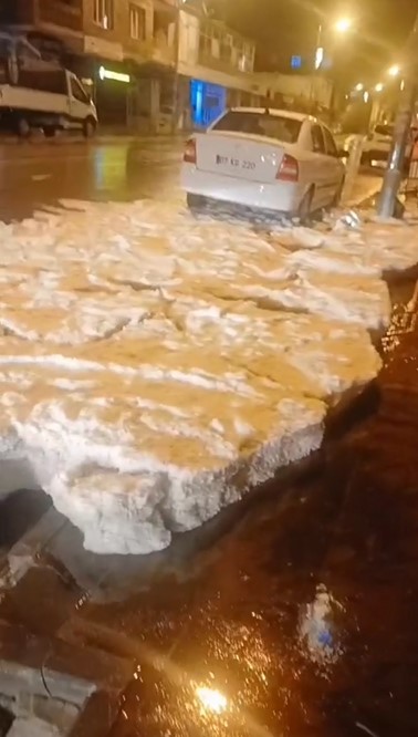 Ahlat’ta dolu yağışı cadde ve sokakları beyaza bürüdü