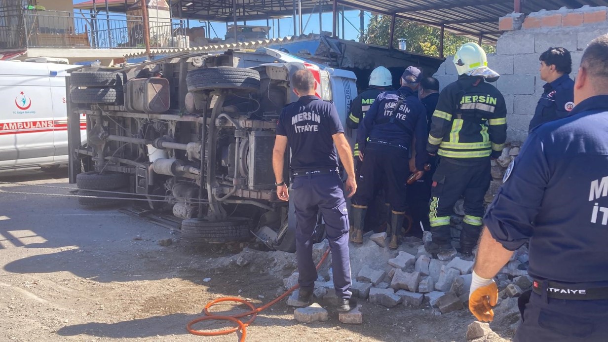 Kamyonet 2 evin arasındaki depoya girdi, yaralılar ekiplerin çalışmasıyla kurtarıldı