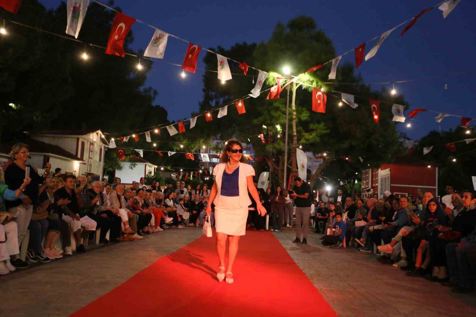 Antalya’da 60 yaş üstü öğrenciler podyumda mankenlere taş çıkardı