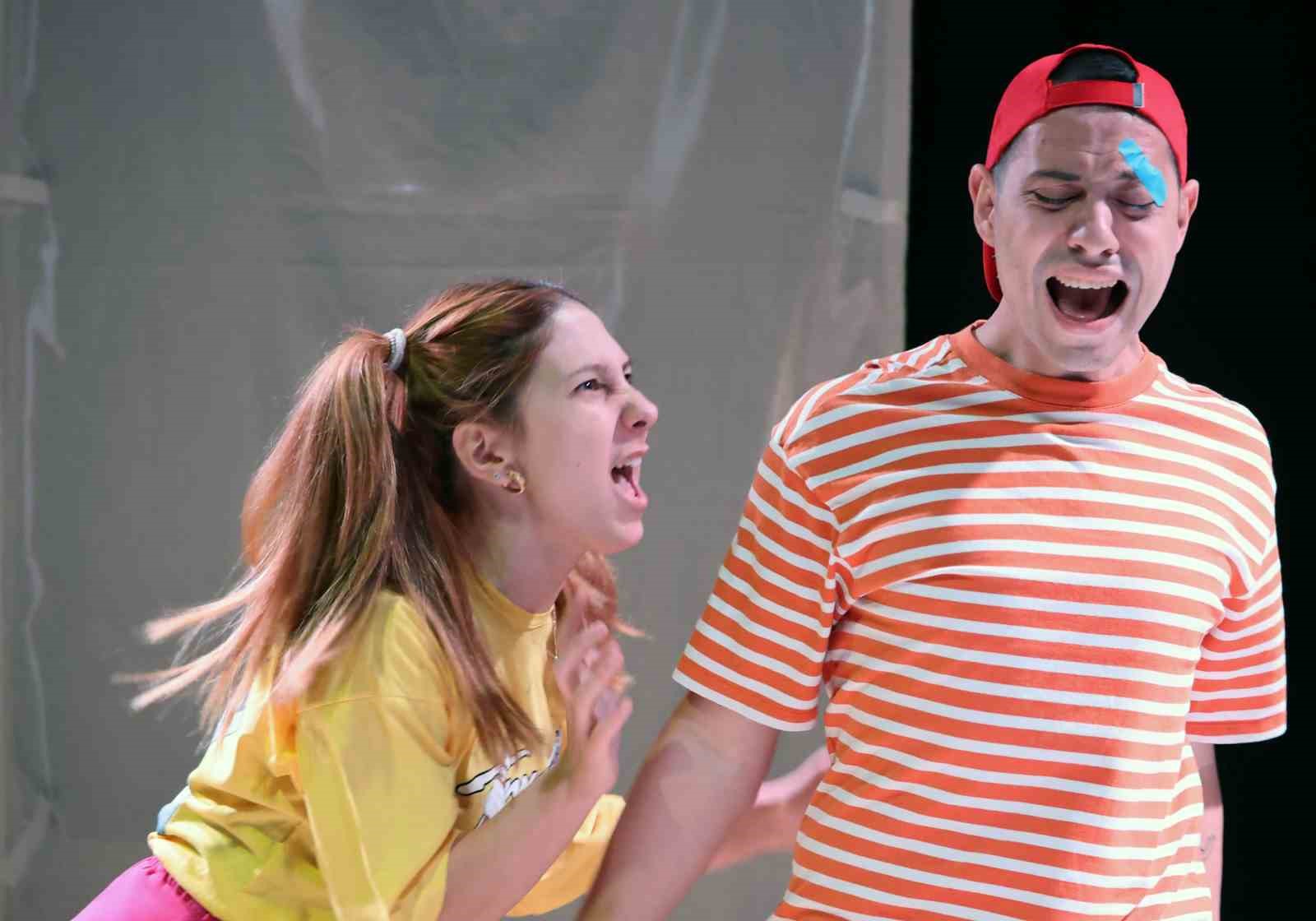 ‘Çocuk Parkı Yaraları’ Menteşe’de tiyatro severlerle buluştu