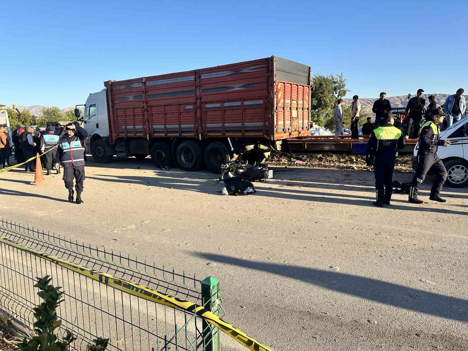 Elazığ’da motosiklet park halindeki kamyona çarptı: 1 ölü, 1 yaralı
