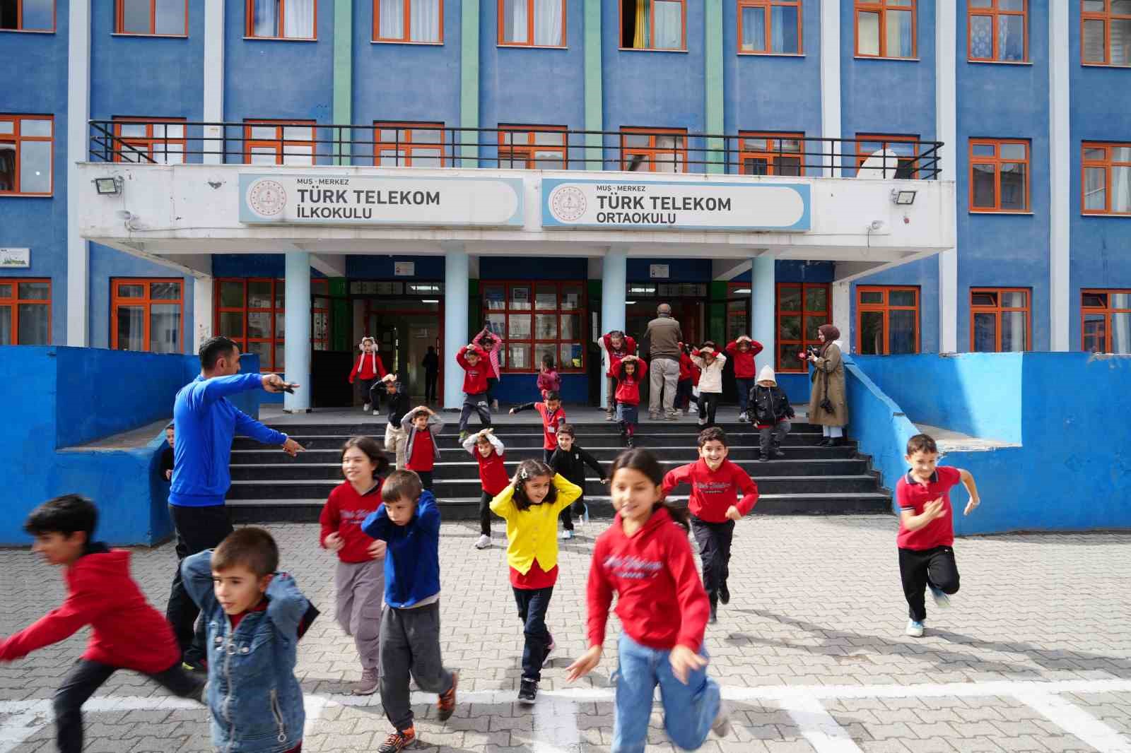 Muş’ta okullarda eş zamanlı tahliye tatbikatı yapıldı