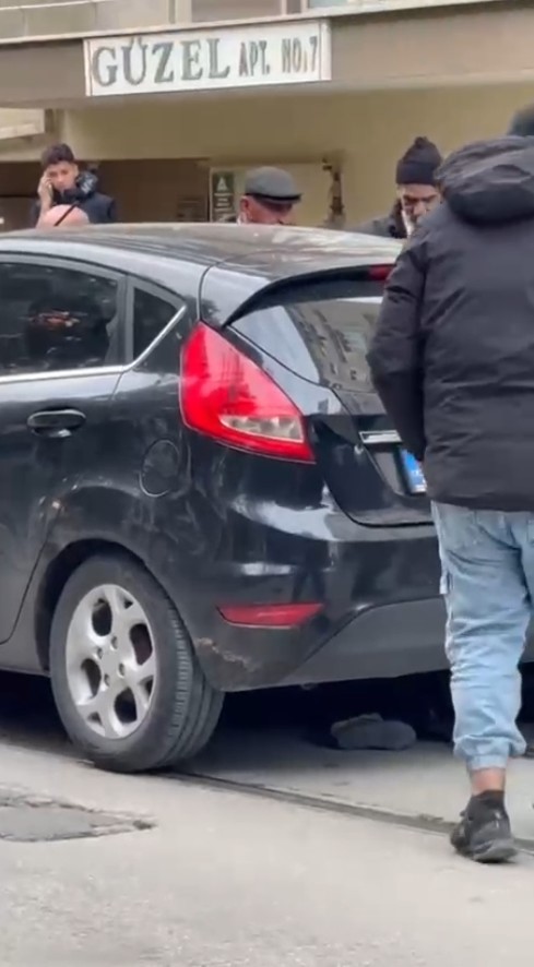 Otomobilin altında kalan 8 yaşındaki çocuk yaralandı