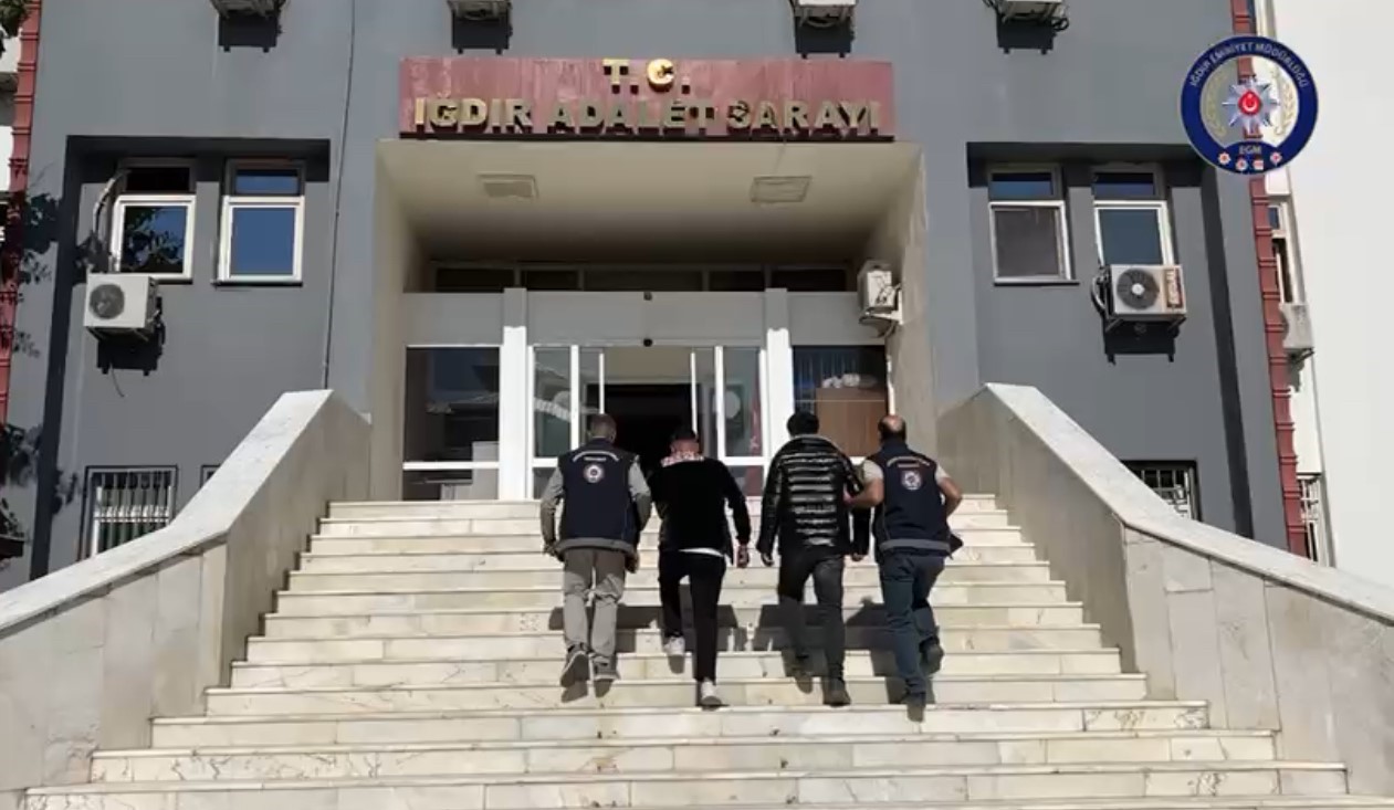 Iğdır’da kaçak 10 Afgan göçmen ve göçmenleri taşıyan 2 kişi yakalandı