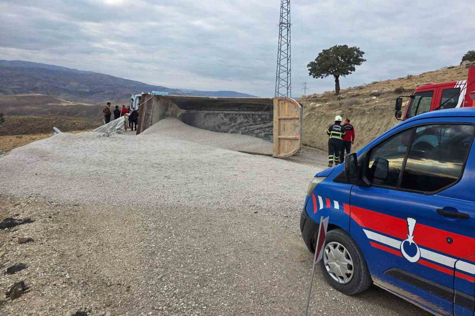 Kırıkkale’de mıcır yüklü kamyon devrildi: 1 yaralı