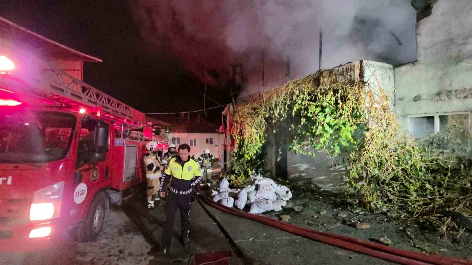 Kütahya’da 2 katlı binada çıkan yangın korkuttu