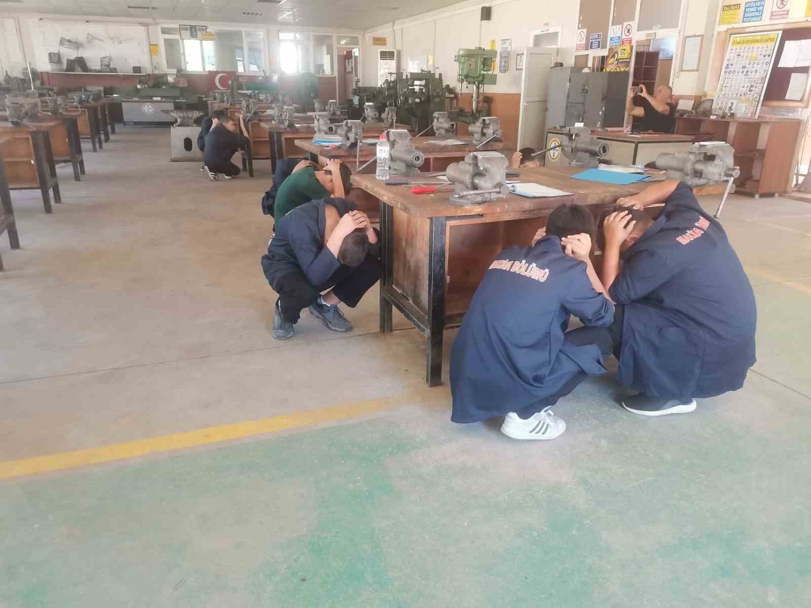 Öğrenciler deprem ve yangın tatbikatı yaptı