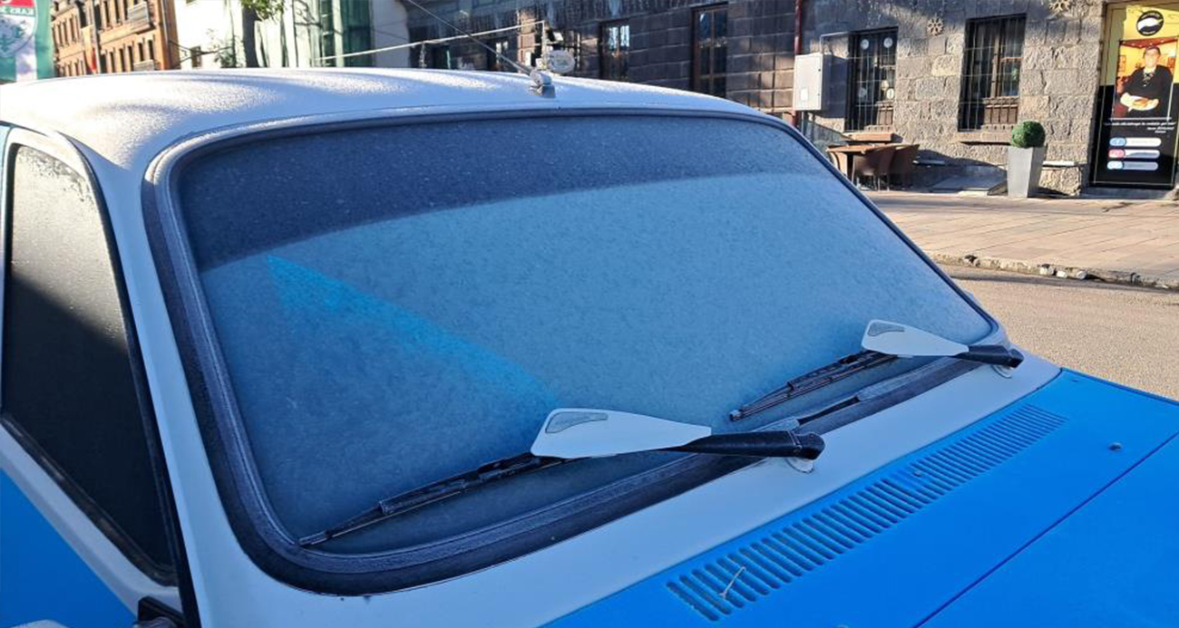 Kars buz kesti: Termometreler eksi 7’yi görünce araç camları buz tuttu