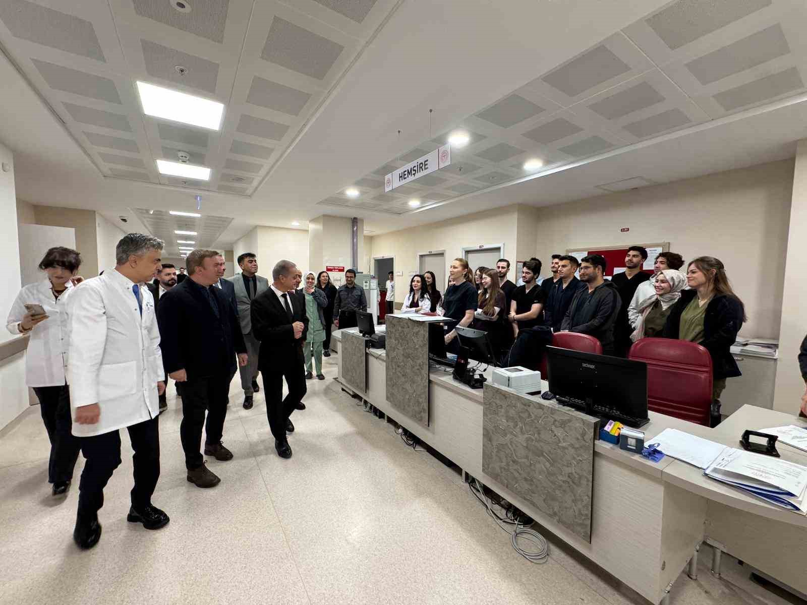 Vali Aydoğdu, hastaları ziyaret etti