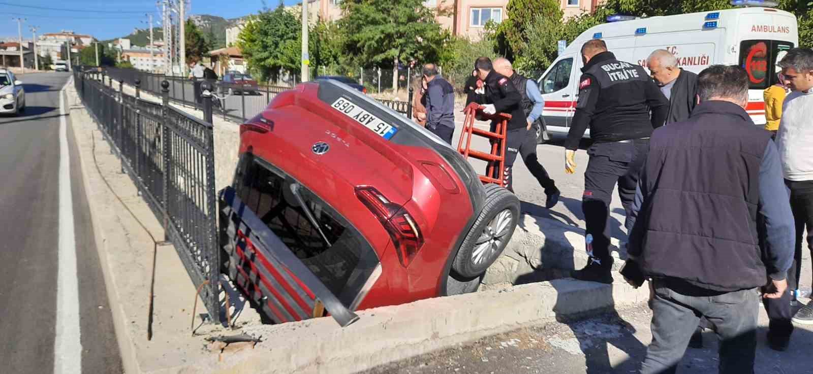 Burdur’da otomobil kanala düştü: 1 yaralı