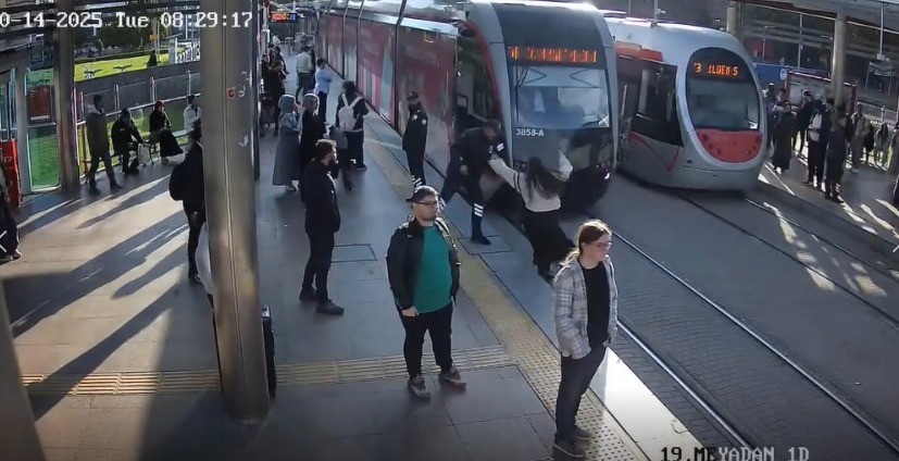 Güvenlik görevlisi genç kızı tramvayın altında kalmaktan son anda kurtardı: O anlar kameraya yansıdı