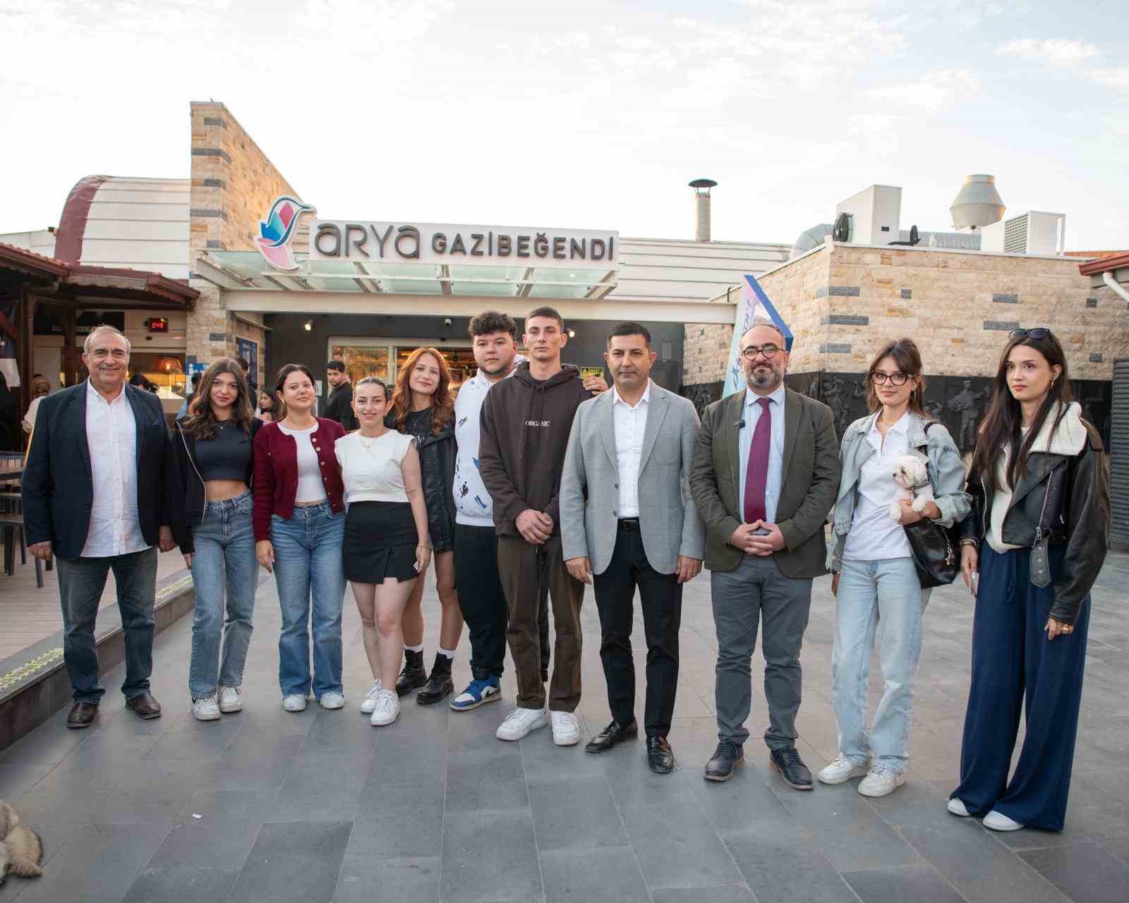 Kuşadası Belediyesi sofrasını bu yıl da üniversitelilerle paylaşıyor