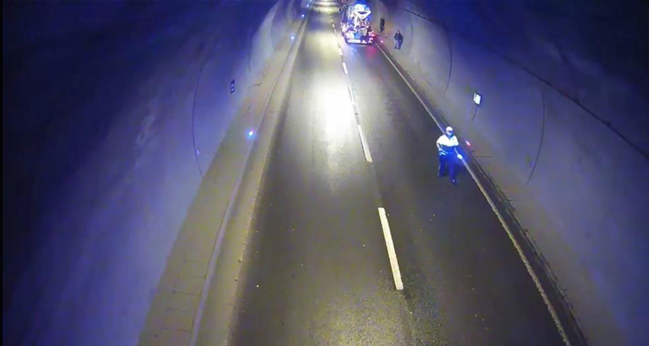 Cumhurbaşkanı Erdoğan’ın Rize’de konvoyunun geçeceği tünelde trafik polisleri olası kazayı önledi