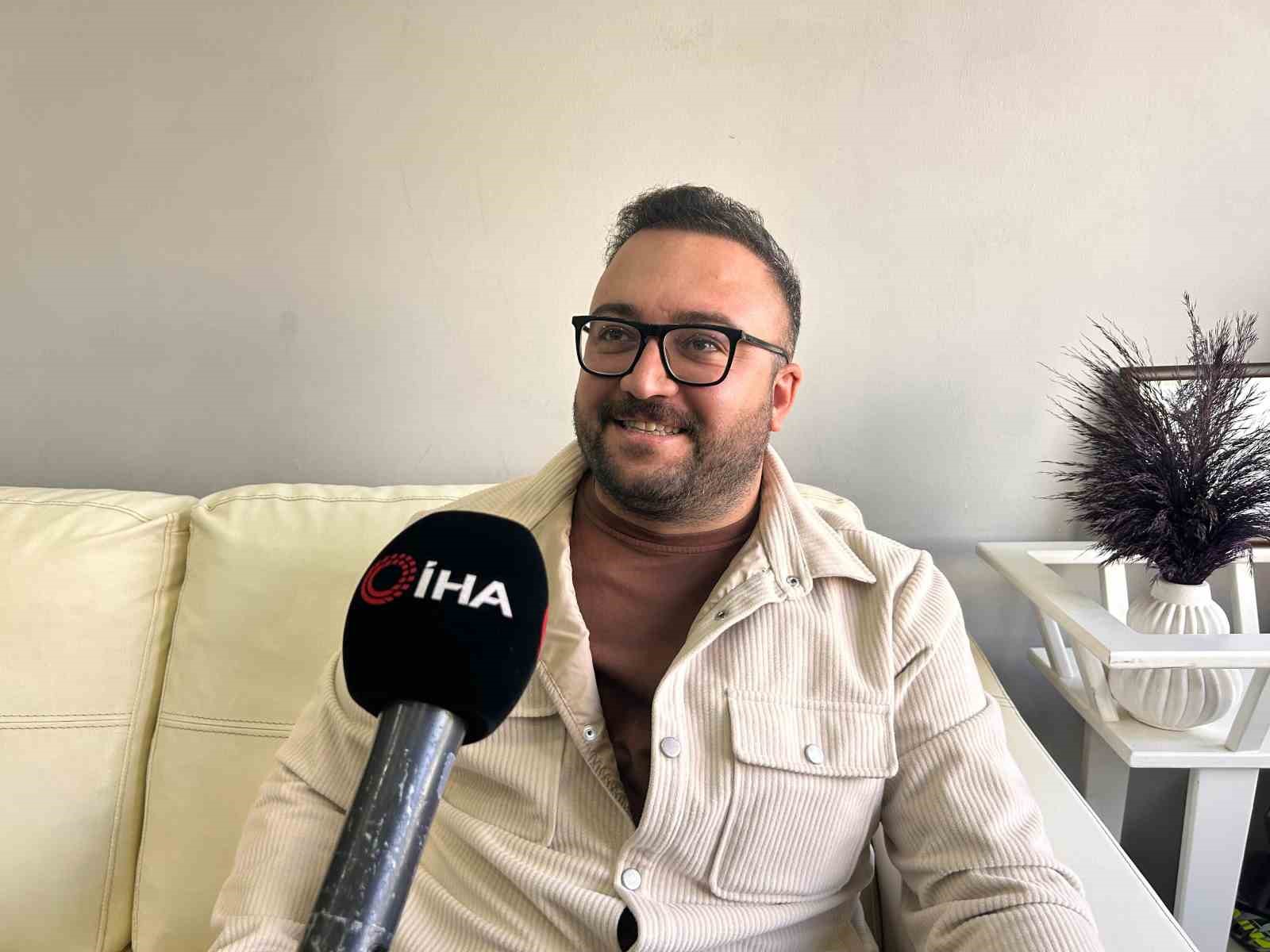 ’Özrü kabahatinden büyük’, kendisini karısına dev buketle affettirdi