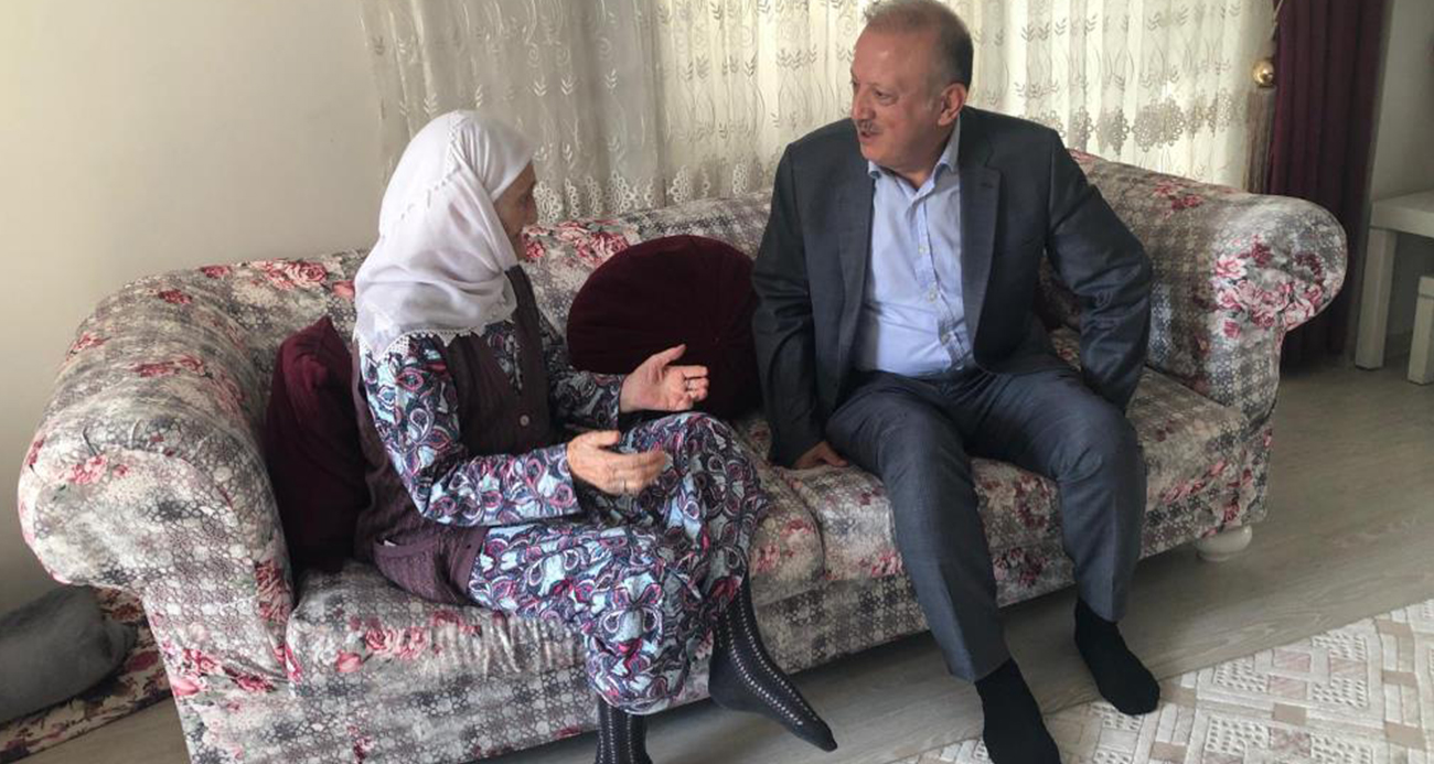 Kaymakam 2 padişah, 12 cumhurbaşkanı ve 27 başbakan gören çınara pasta kesti