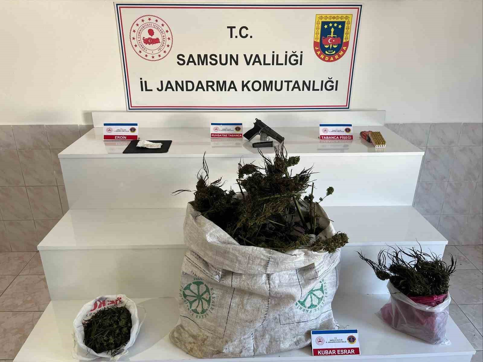 Samsun’da jandarmadan uyuşturucu operasyonu: İpe asılmış esrar ele geçirildi