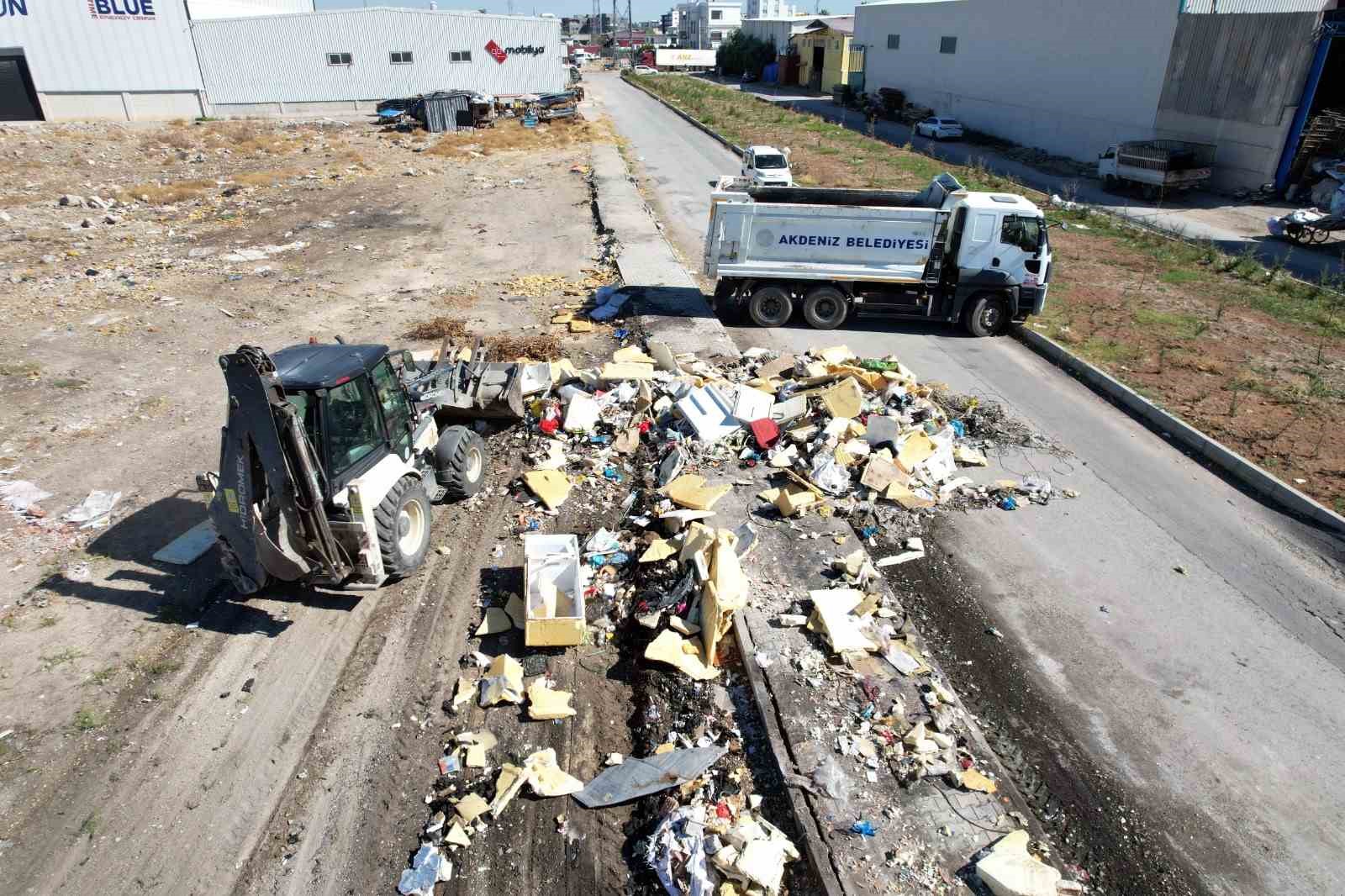 Akdeniz Belediyesi ekipleri aynı bölgede tonlarca çöp ve hurda topladı