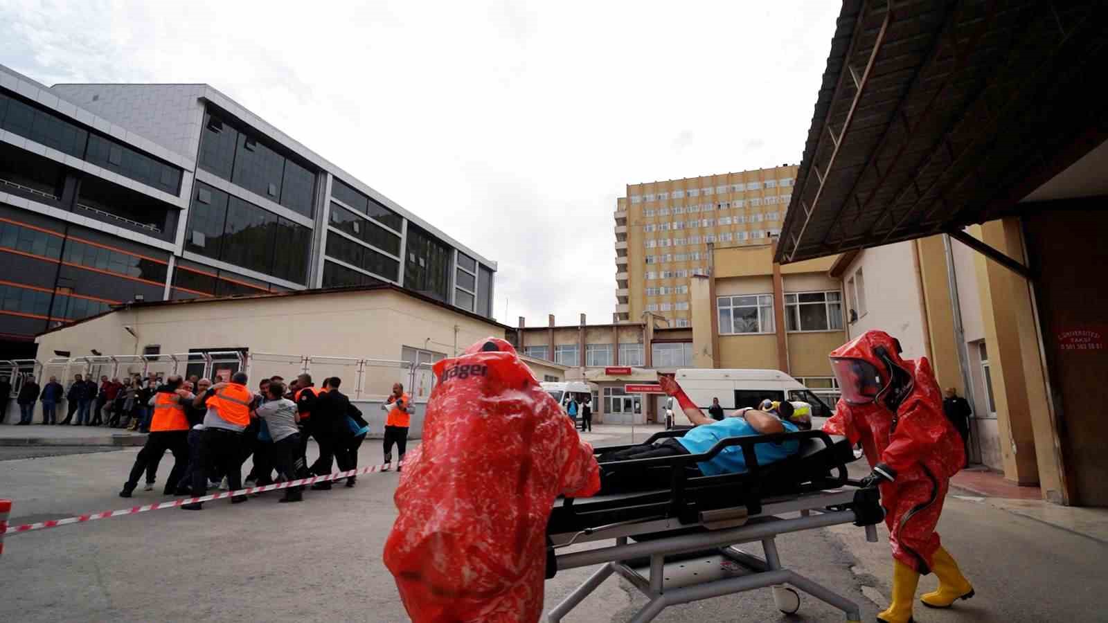 Gerçeğini aratmayan tatbikatta hastanede mahsur kalanlar tahliye edildi