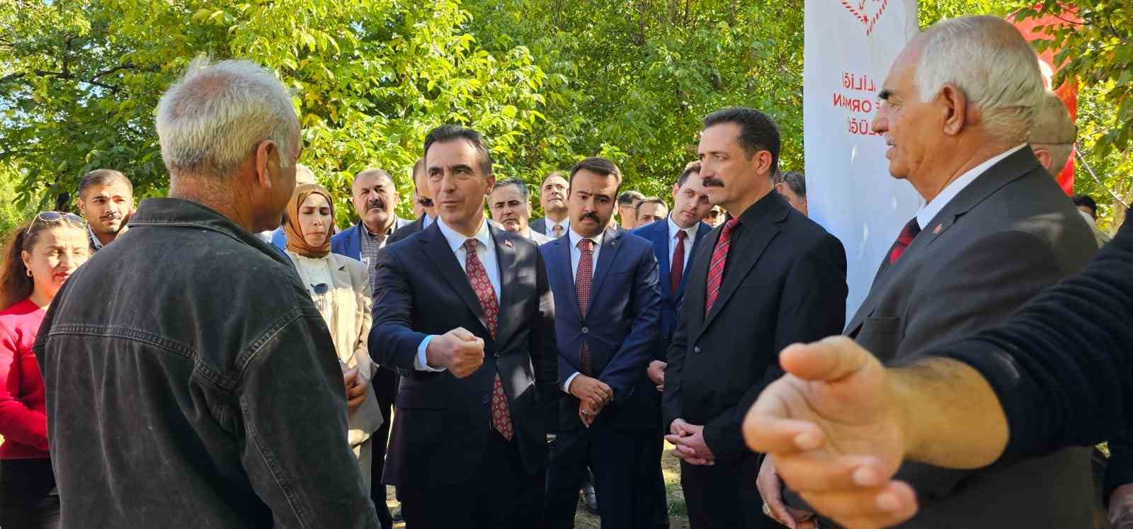 Vali Ahmet Karakaya ceviz hasadına katıldı