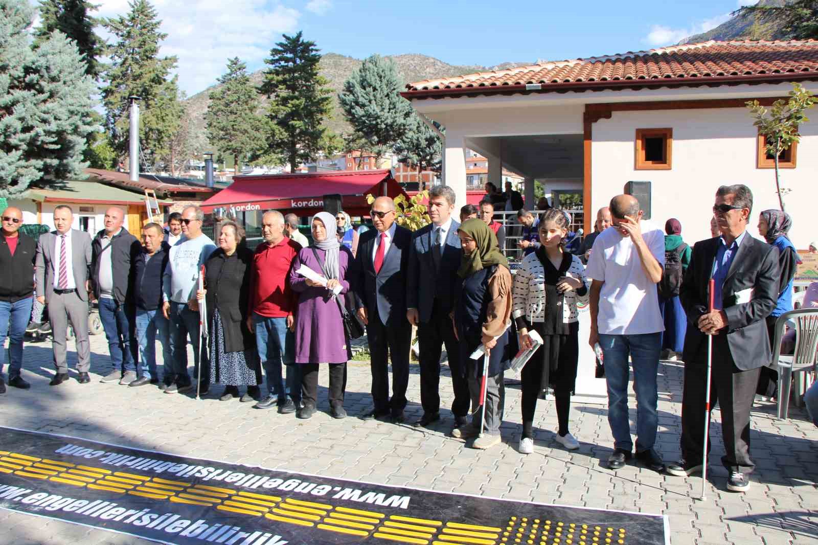 Amasya’da görme engellilere beyaz baston dağıtıldı