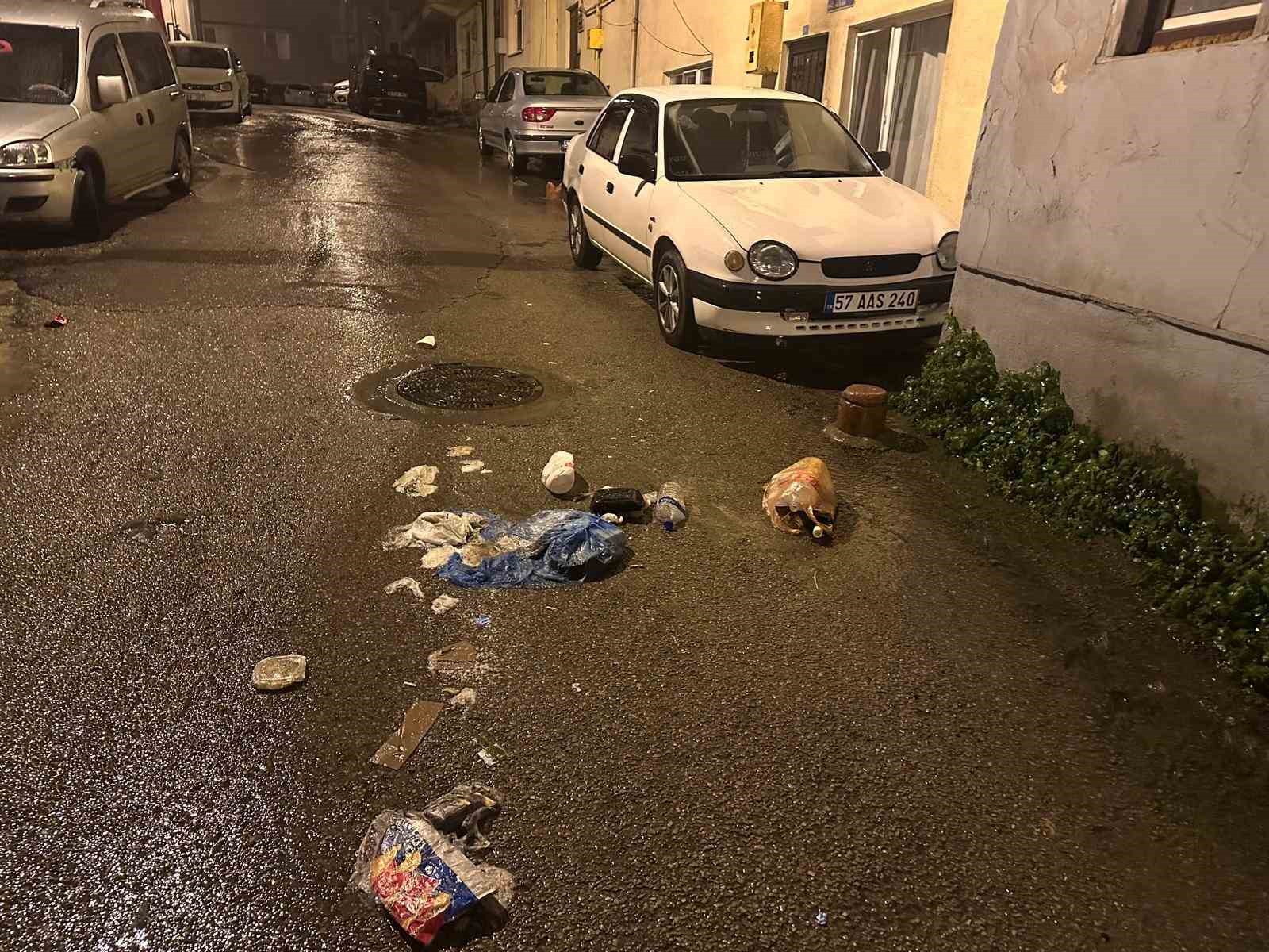 Sinop’ta sokağa bırakılan çöpler tepki çekti