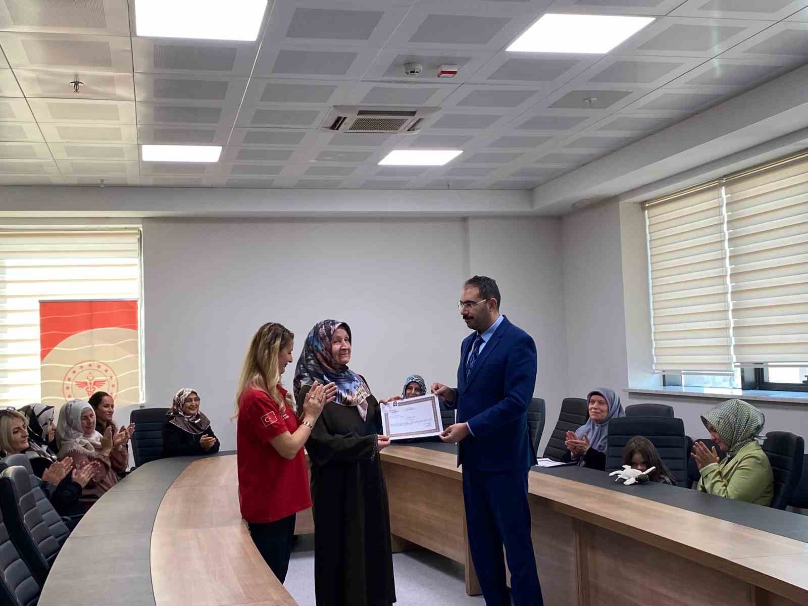 60 yaşında ilk yardım sertifikası aldı