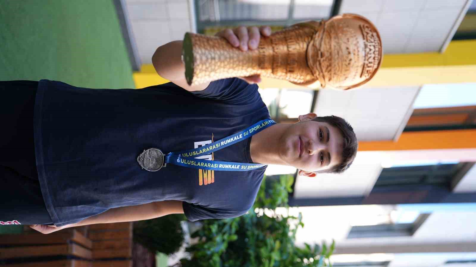 Erdem Koleji Öğrencisi Özduman’dan uluslararası şampiyonluk gururu