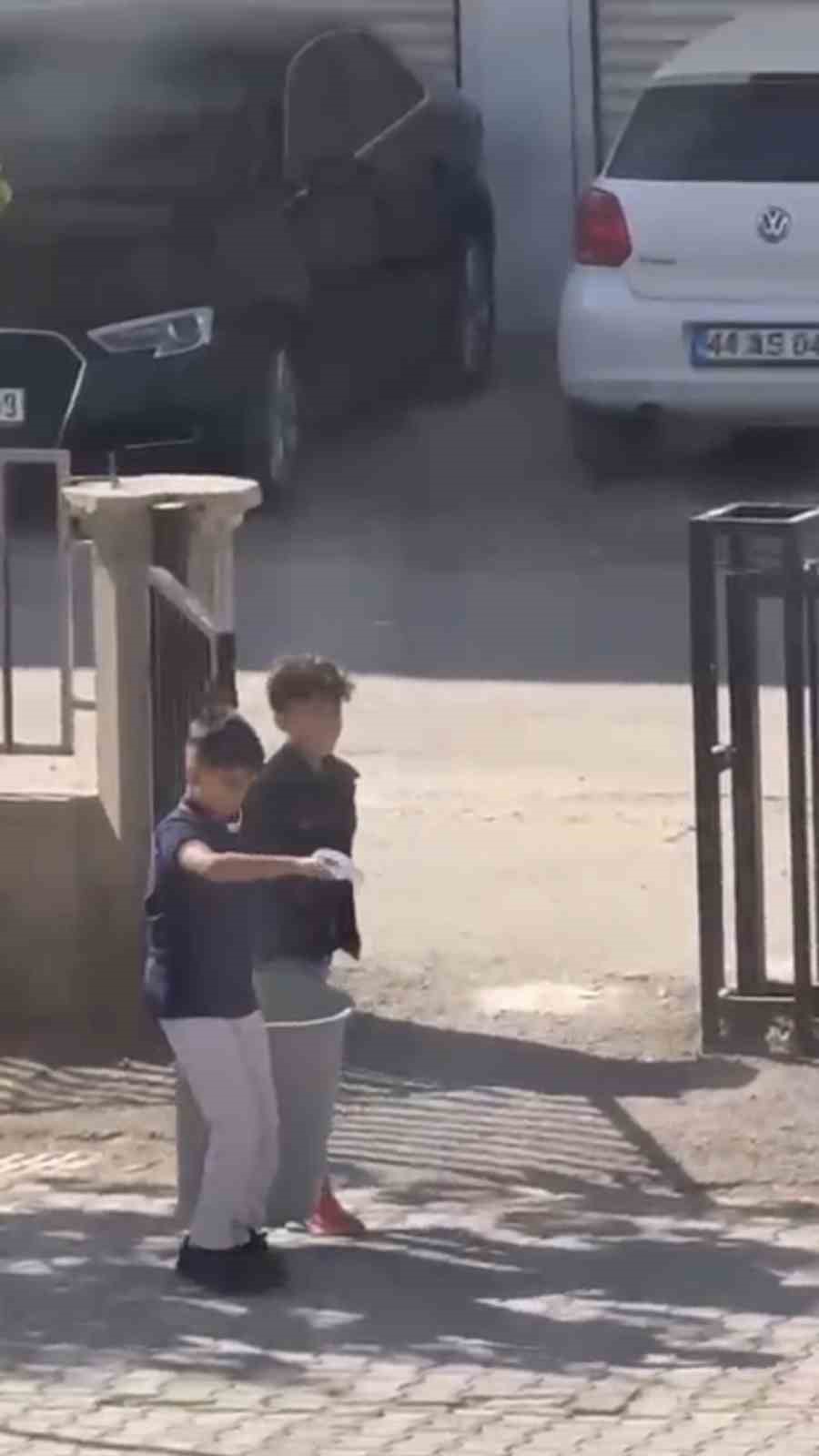 Mardin’de çocuklar çöp bidonuyla halay çekti