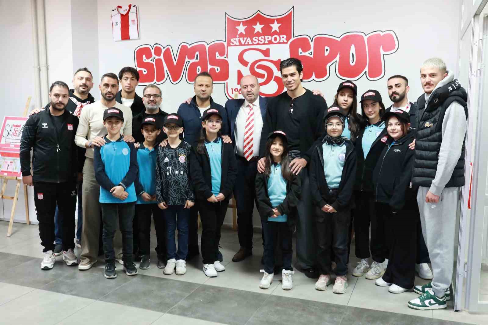 Ortaokul öğrencileri Sivasspor sevgisini resmetti, futbolcular sergiyi açtı