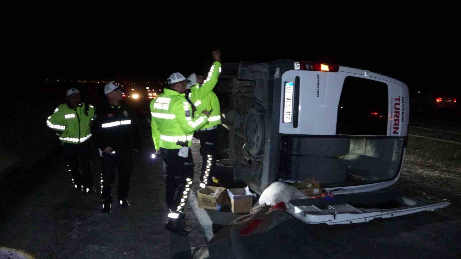 Hafif ticari araçla çarpışan tur midibüsü devrildi: 13’ü öğrenci 14 kişi yaralandı