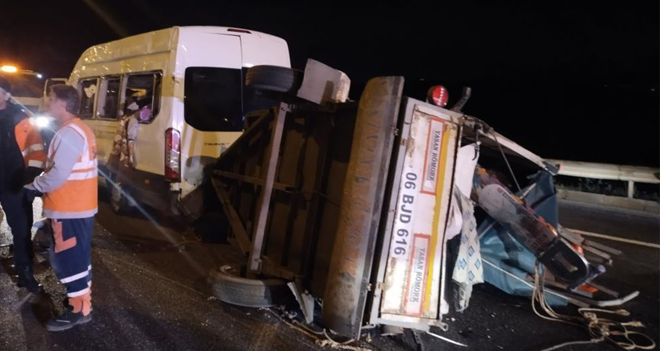 Beykoz’da seyir halindeki servis minibüsü devrildi: 3 yaralı