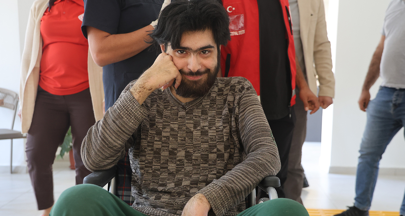 Evden çıkmayan telefon bağımlısı genç, saatler süren diyalogla ikna edilerek 3 yıl sonra duş aldırıldı ve tıraş ettirildi