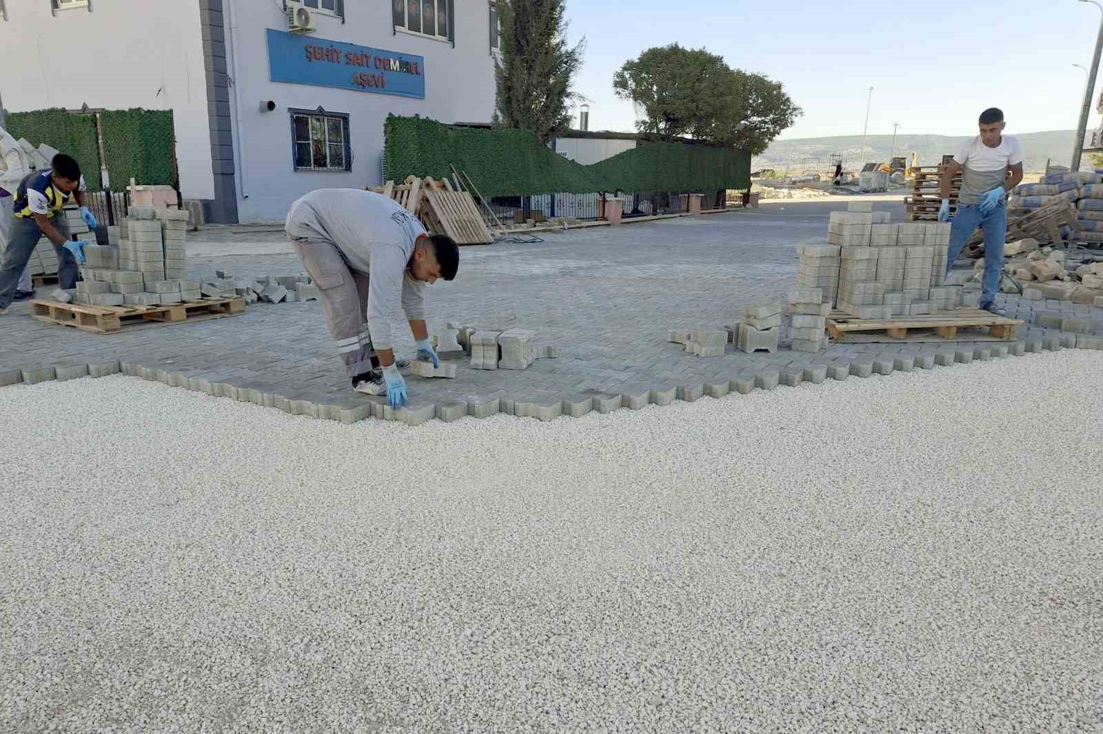 Büyükşehir Belediyesi, Araban’da kilitli parke taşı döşeme çalışmalarına başladı