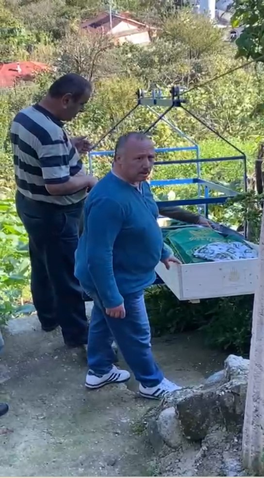 Yol bulunmayan mahallede cenaze teleferikle mezarlığa taşındı