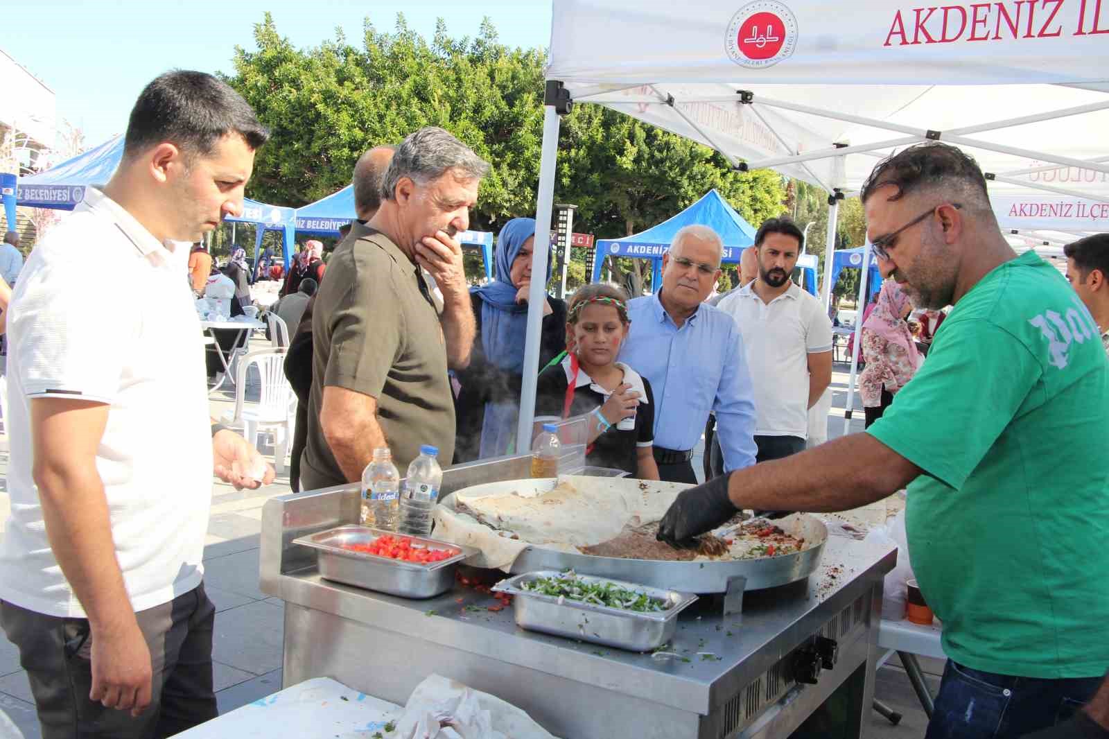 Mersin’de dönerden tantuniye hayır çarşısı yoğun ilgi gördü