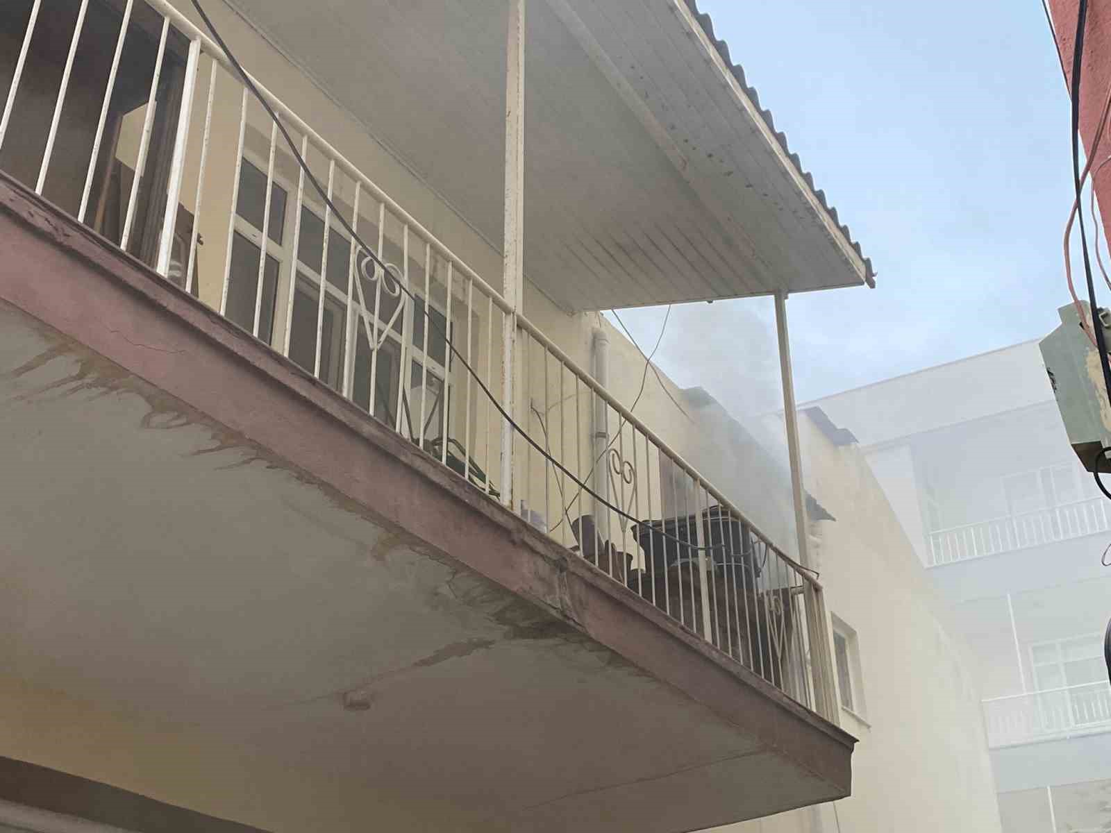 Antalya’da yangın çıkan evdeki muhabbet kuşunu itfaiye kurtardı