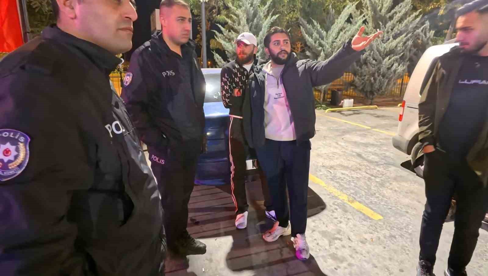 Aksaray’da açıkta alkol alan 2 şahsa kabahatler kanunundan ceza kesildi