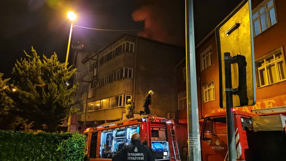 Beyoğlu’nda 4 katlı binanın çatısı alev alev yandı: Vatandaşlar tahliye edildi