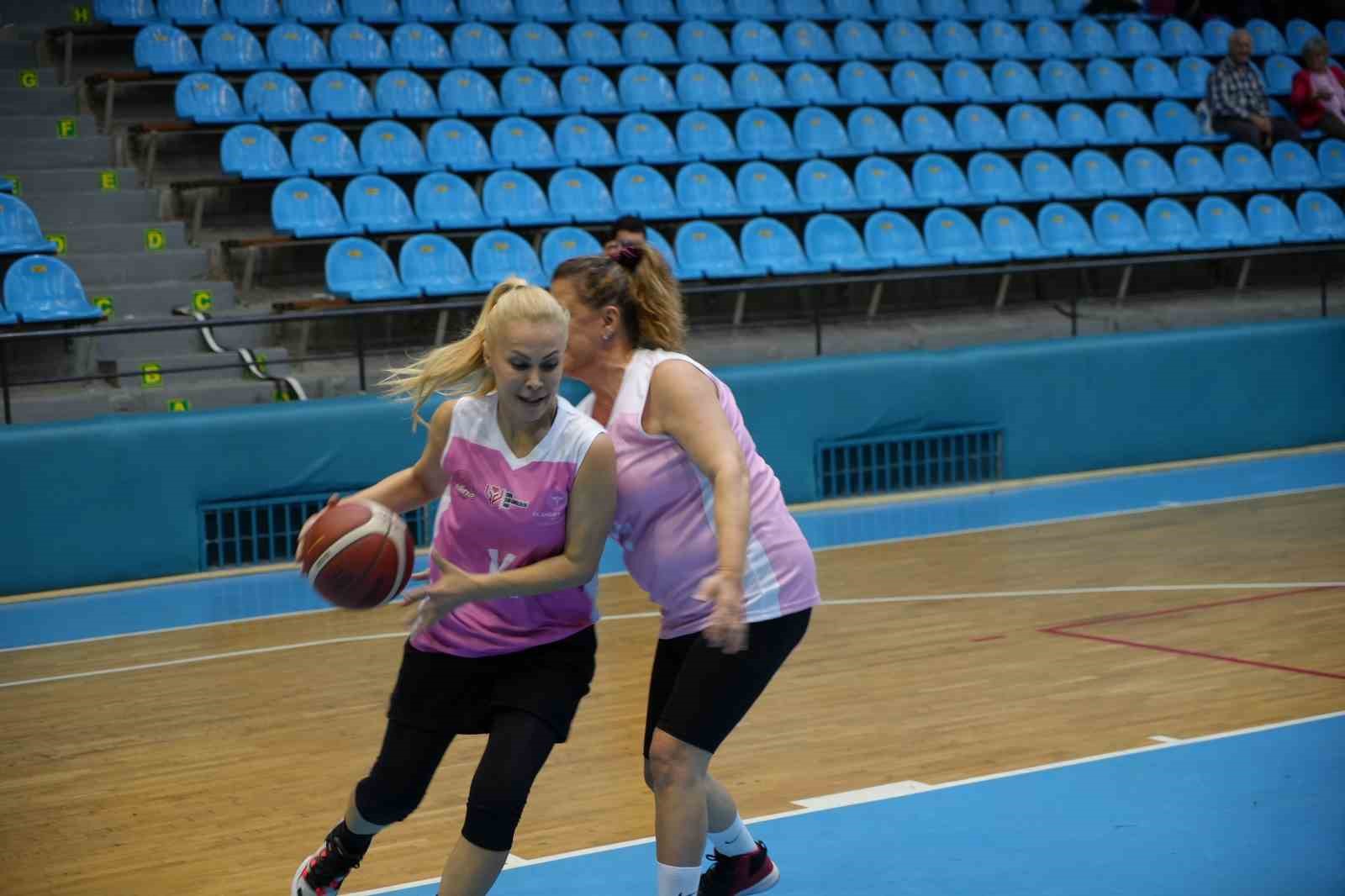 Kadınlar pembe formalarla sahaya çıktı, 