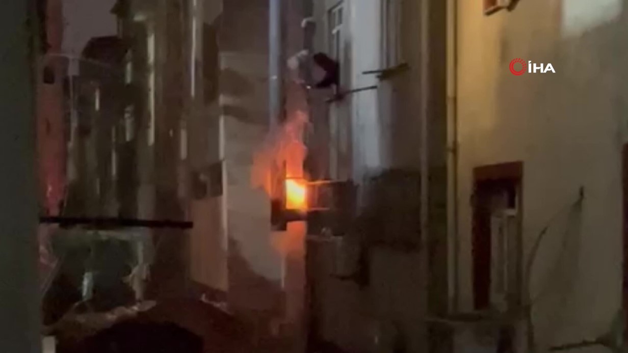 Sultangazi’de kebap salonunda yangın: Alevlere hortum ve kovalarla müdahale ettiler