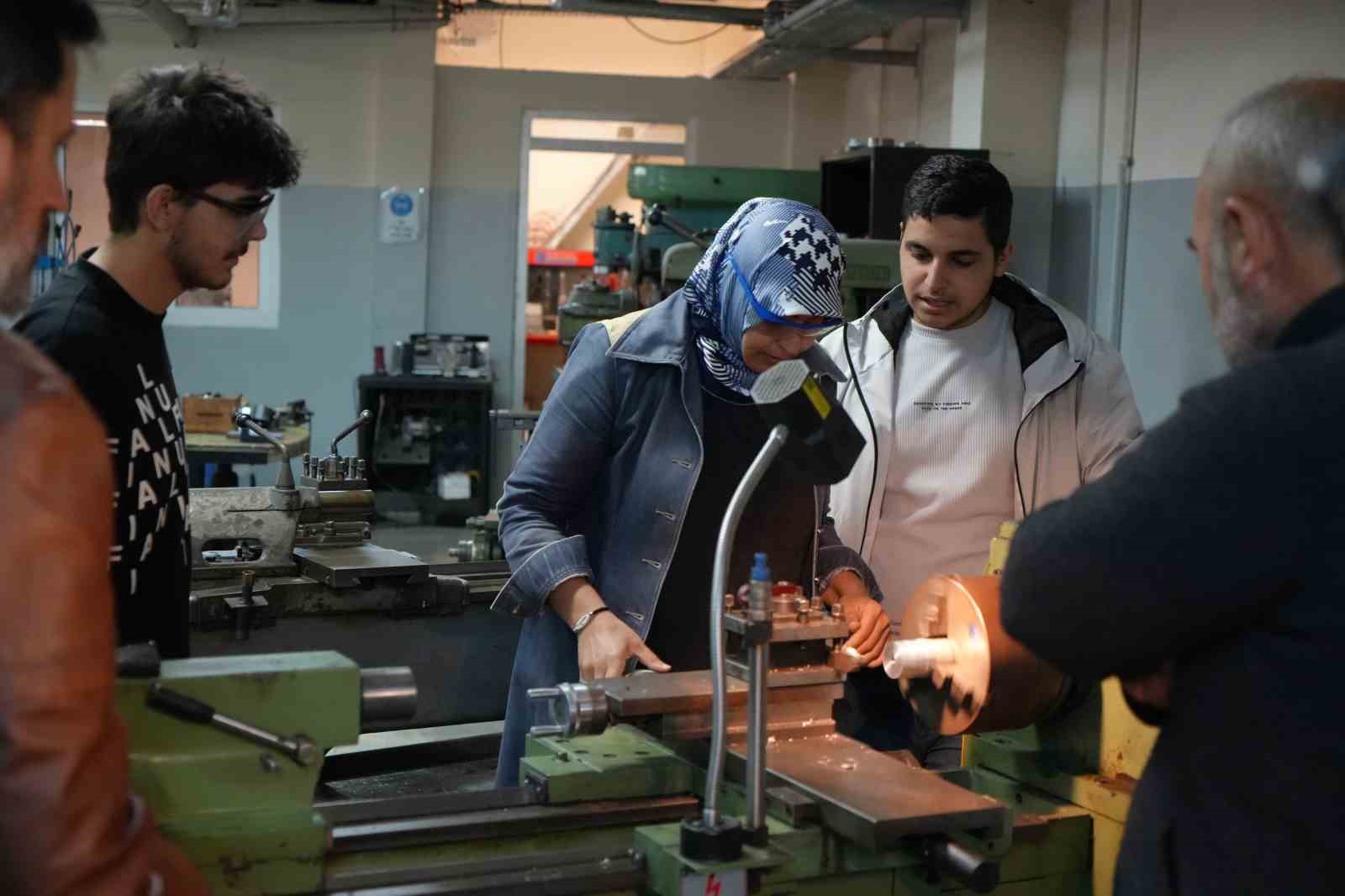 45 yaşında üniversiteye başladı, endüstriyel kalıpçılık bölümünün tek kadın öğrencisi oldu